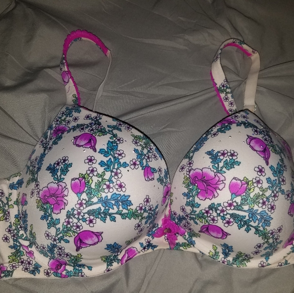 Victoria's Secret Other - Victoria's secret push up bra size 38D
